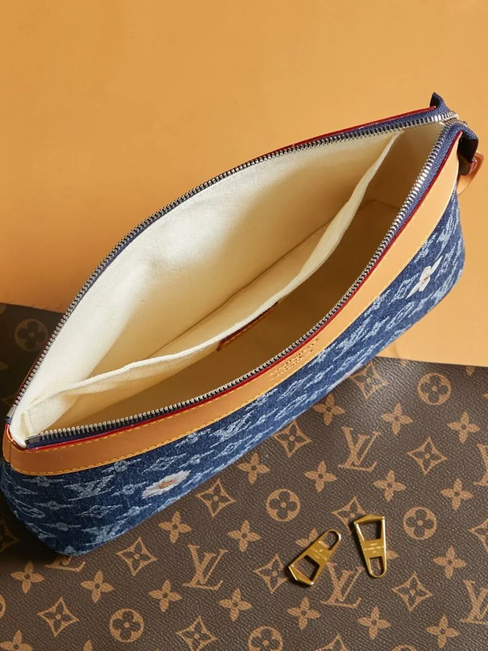 Louis Vuitton. dimensions 30